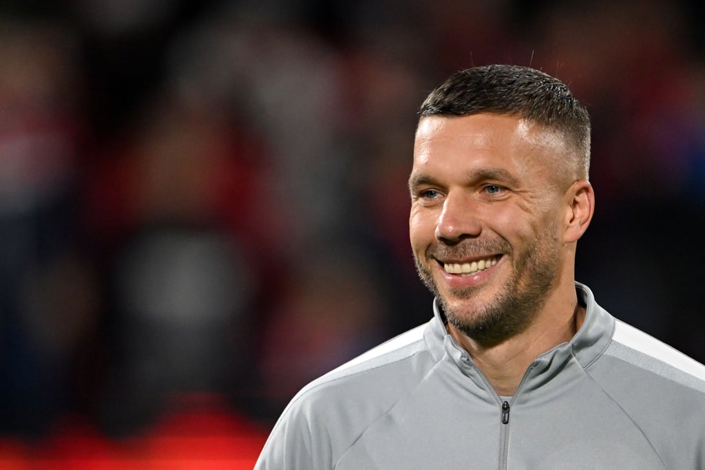 Mitgefühl für den verletzten Fan: Lukas Podolski.