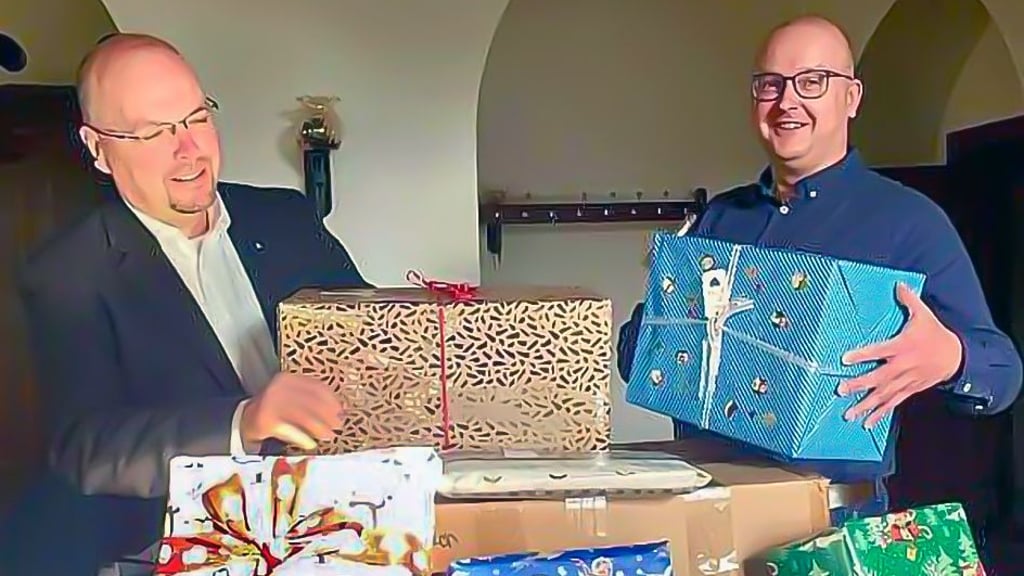 Auch letztes Jahr hat Michael Volta (li.) für die Johanniter-Hilfsaktion Weihnachtspäcken für ukrainische Kriegskinder gesammelt und Unterstützung von der Stadt Seeland und Bürgermeister Robert Käsebier erhalten.