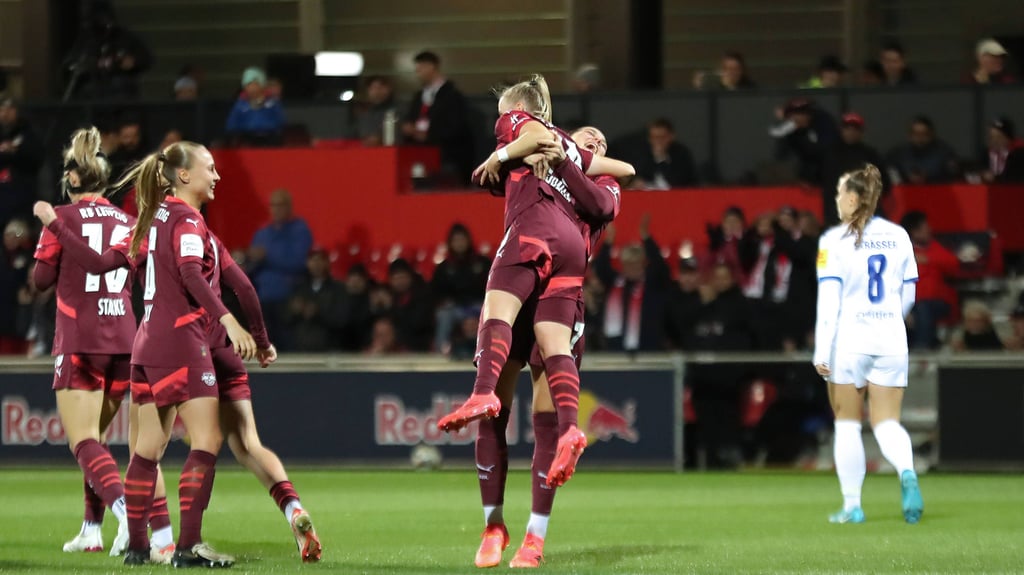 Giovanna Hoffmann (r.) hebt Vanessa Fudalla nach deren Tor in die Höhe.