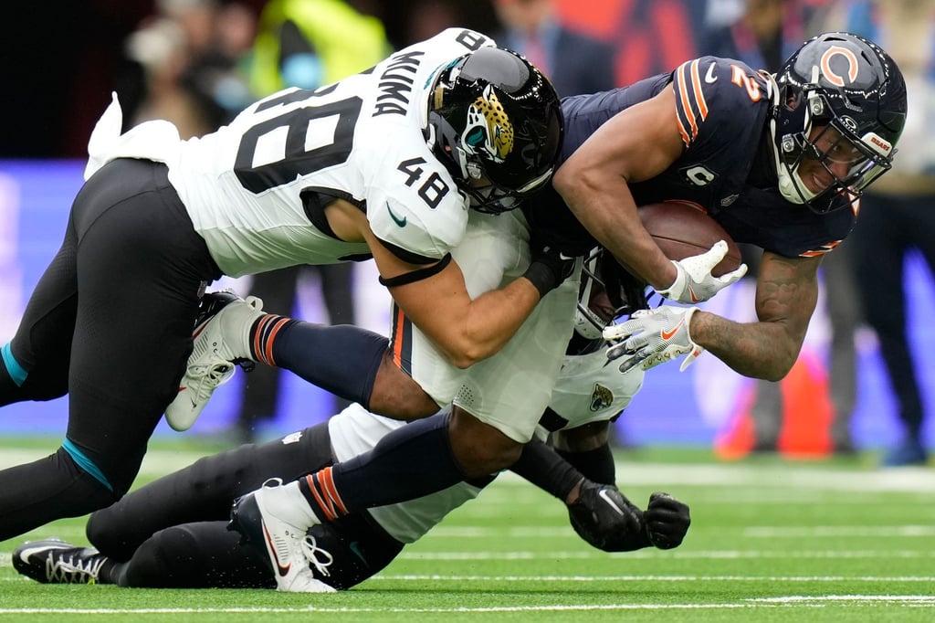 Kaum zu halten: Die Chicago Bears um Wide Receiver DJ Moore (r).