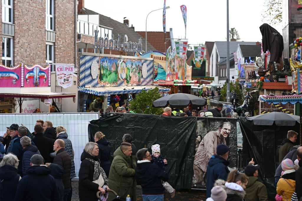 Auf dem Gallimarkt, Ostfrieslands größtem Volksfest, ist eine Geisterbahn in Brand geraten. Fünf Menschen wurden verletzt.