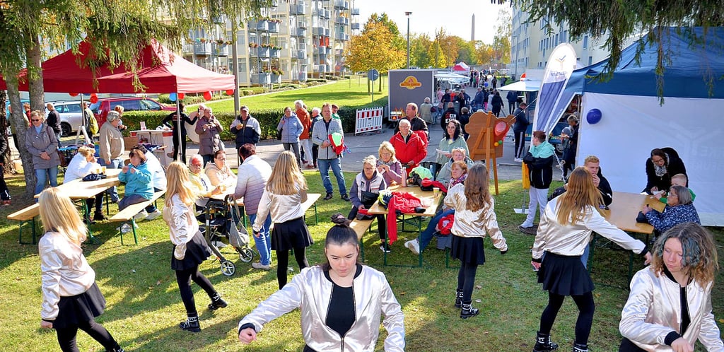 Bei der Straßenfestpremiere Staßfurt-Nord dabei: die Dance-Factory Egeln. Zum Mittag füllte sich die August-Bebel-Straße, wo die Wobau im 2. Quartal 2025 den Block 33-38 (rechts im Hintergrund) noch abreißen will.