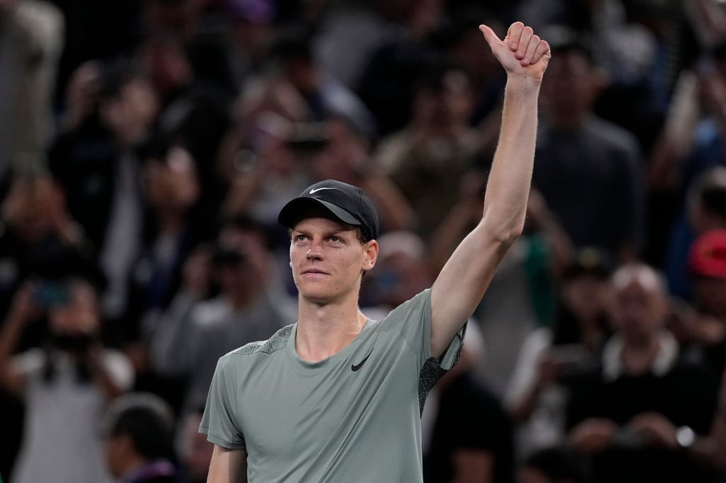 Tennisstar Jannik Sinner bejubelt den Finalsieg von Shanghai gegen Novak Djokovic