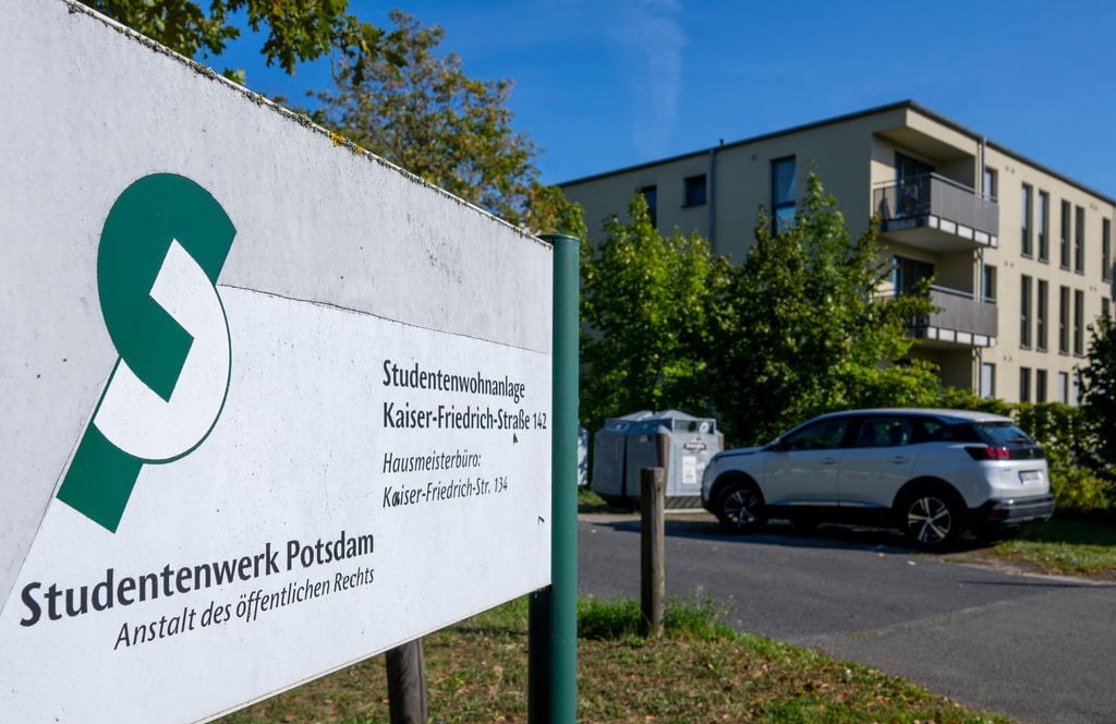 Tausende junge Leute haben in Brandenburg zum Wintersemester ein Studium aufgenommen - in einigen Hochschulstädten bereitet ihnen knapper Wohnraum Probleme (Archivbild).