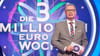 Moderator Günther Jauch steht in der Kulisse der RTL-Quizshow "Wer wird Millionär?"