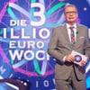 Moderator Günther Jauch steht in der Kulisse der RTL-Quizshow "Wer wird Millionär?"