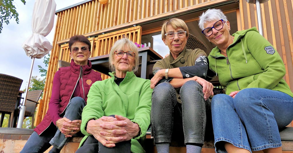 Ute Heinicke, Martina Bach, Ute Schnell und Heike Kirchberg sind vier der Ehrenamtler, die die Weinlaube gestemmt haben.