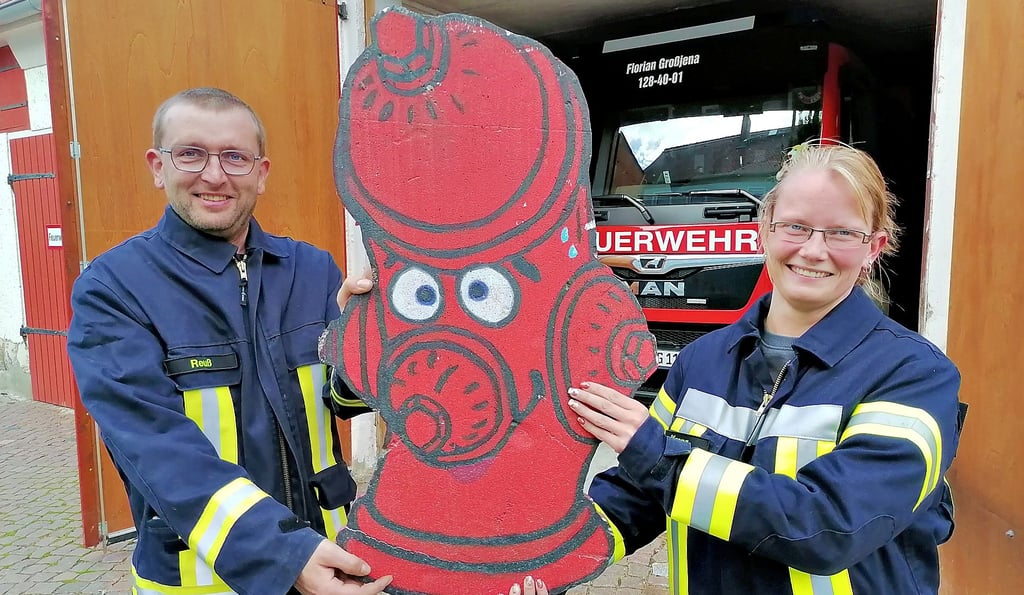 Kinderwehrwartin Clarissa Kranz mit ihrem Mann und Wehrleiter Alexander Reuß sowie Pappfigur „Hydrantix“.