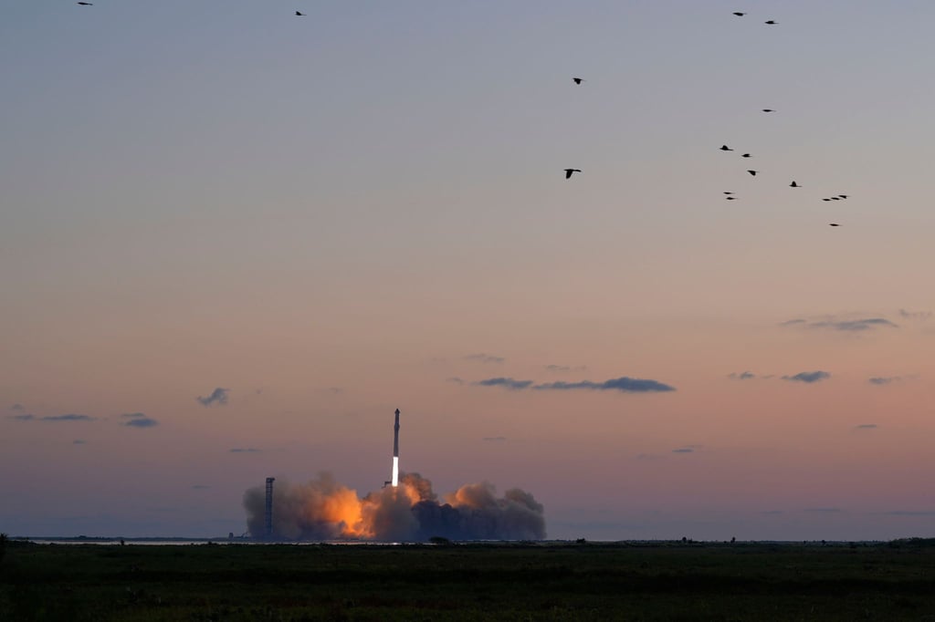 Die Mega-Rakete Starship von SpaceX hebt zu dem Testflug ab.