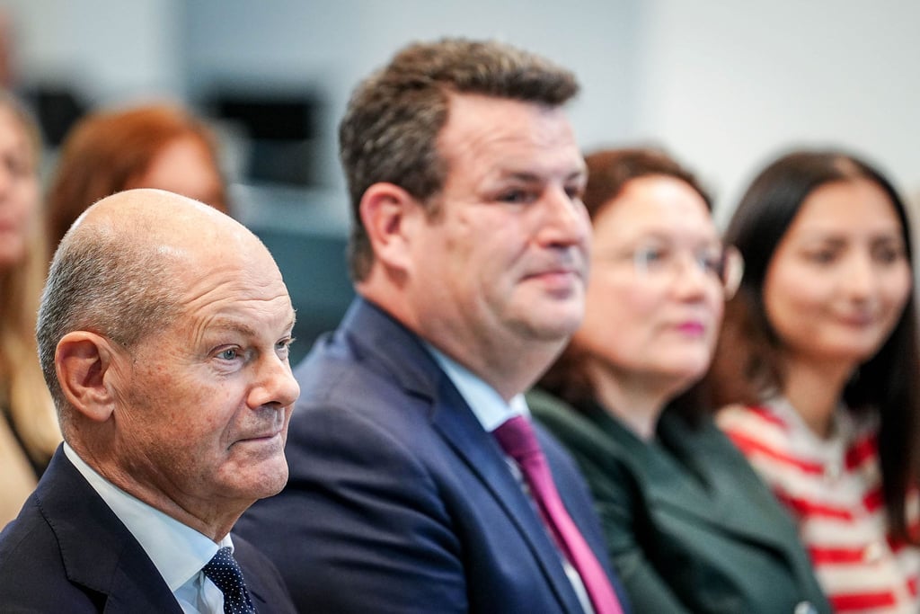 Arbeitsminister Heil und Kanzler Scholz wollen Industrie fördern (rechts Andrea Nahles, Chefin der Bundesagentur für Arbeit). (Archivbild)
