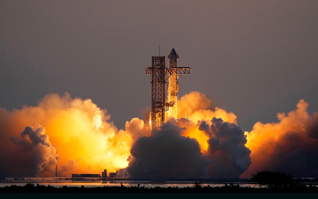 Die Mega-Rakete Starship von SpaceX hebt von der Starbase zum fünften Testflug ab.