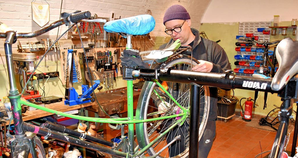Bremse einstellen, Kette nachspannen: Florian Schirmak kümmert sich in der Werkstadt von Soliradisch darum, dass das Fahrrad wieder flott läuft und verkehrstauglich ist.