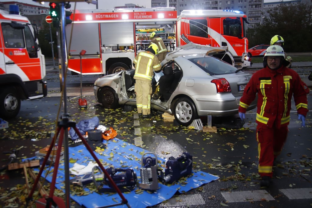Mit technischem Gerät musste die Feuerwehr eine Person aus dem Auto befreien.