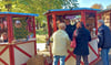 Beim tierischen Herbstfest in der Ökoststation Neugattersleben verkaufte Christine Puritz an ihrem Stand Getöpfertes und Sachen aus Holz. 