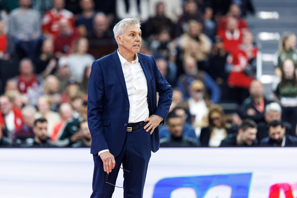 Bayerns Basketballer mit Coach Gordon Herbert gewinnen im BBL-Pokal in Bonn.