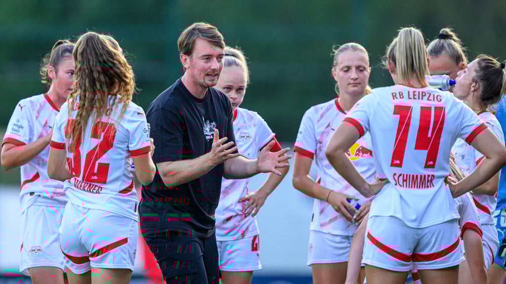 Jonas Stephan im Kreise seiner Spielerinnen.