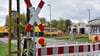 Der Bahnübergang Schützenstraße ist derzeit gesperrt. Arbeiter tauschen dort Schwellen aus. 