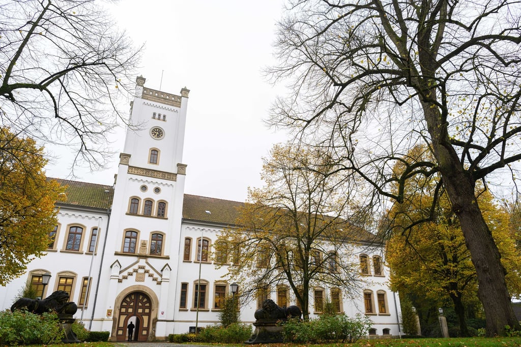 Der Angeklagte soll im Streit mit einem Messer mehrfach auf eine Frau eingestochen haben. (Symbolfoto)