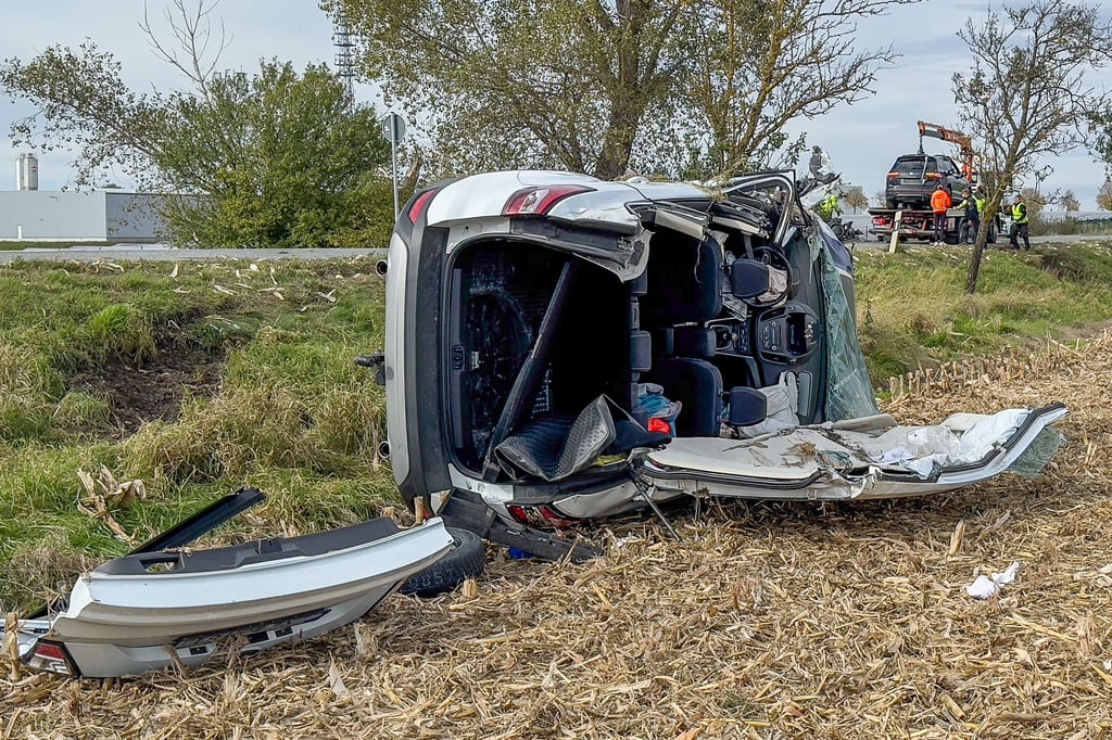 Ein Unfallfahrzeug liegt neben der B2. Das Dach ist geöffnet.