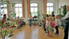 Gesangslehrerin und Kinderchor-Leiterin  Virginia Weidlich (Mitte) lädt mit ihren Schülern der Kreismusikschule Wittenberg Kita-Kinder aus Jessen zu einem musikalischen Zoobesuch ein. 