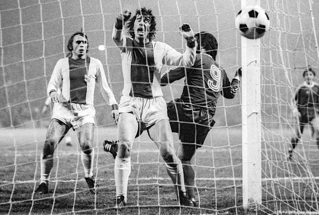 Gerd Müller (r.) erzielte in gewohnter Manier mit dem Rücken zum Tor einen seiner beiden Treffer am 6. November im Ernst-Grube-Stadion. Wolfgang Abraham (M.) und Detlef Enge kommen zu spät.