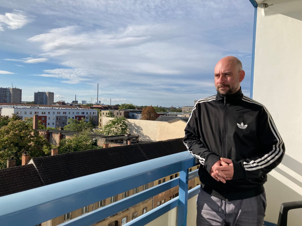 Heiko Gerdes steht auf seinem Balkon in Dessau-Roßlau. Er nimmt an dem Projekt "Summer of Pioneers" teil, das junge Großstadt-Menschen nach Dessau lockt.