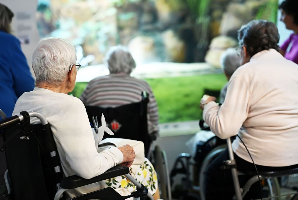 Besuche im Pflegeheim können für Angehörige emotional herausfordernd sein.