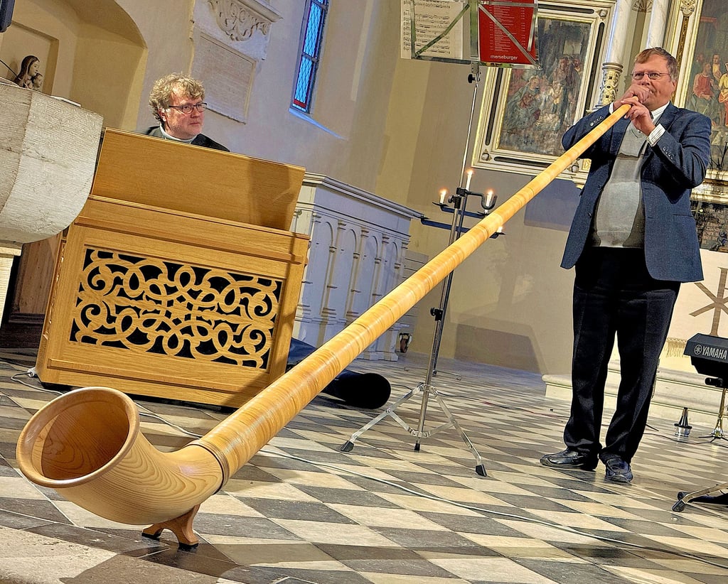 Lothar Müller am Alphorn und Thorsten Fabrizi an der Orgel in Loburg.