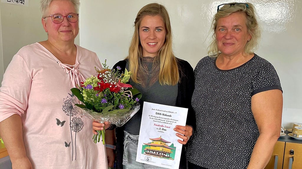 Auszeichnung und Urkunde für Friederike Ernst.