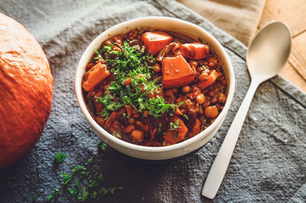 Wer Kürbis liebt, hat meist sein Rezept für die Suppe und das Ofengemüse drauf. Doch aus Kürbis lässt sich mit Möhren, Kichererbsen und kräftigem Schwarzbier auch ein vegetarisches Gulasch zaubern.