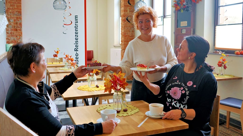 Dienst nach Vorschrift? Nicht für Kathleen Freimann (Mitte) und Yvonne Mattuczak (r.). Sie reden gern mit den Gästen, wie Liane Scheinhardt und dekorieren das Bahnhofscafé „Cappuccino“ je nach Anlass und Jahreszeit neu. Sie sind der Meinung: „Wolmirstedts Bahnhof ist der Schönste.“