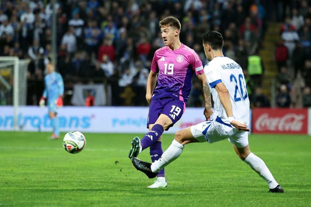 Angelo Stiller (l) am Ball. Gegen die Niederlande darf der Stuttgarter erstmals beginnen.