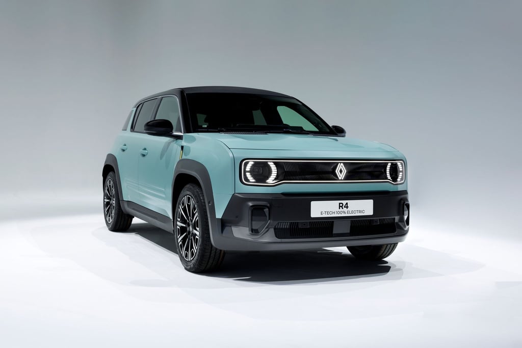 Der elektrische R4 kommt 2025 als kantiger Kleinwagen mit SUV-Silhouette und bietet Platz für fünf Personen sowie bis zu 420 Liter Kofferraum.