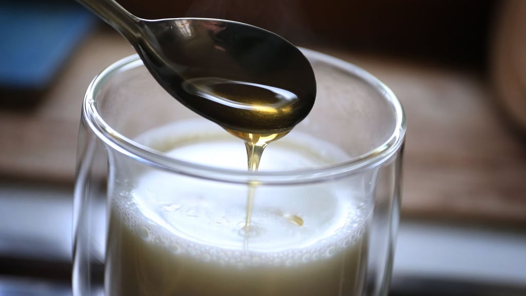 Wohltuend für die Seele, aber auch für den Hals? Heiße Milch mit Honig gilt als bewährtes Hausmittel.