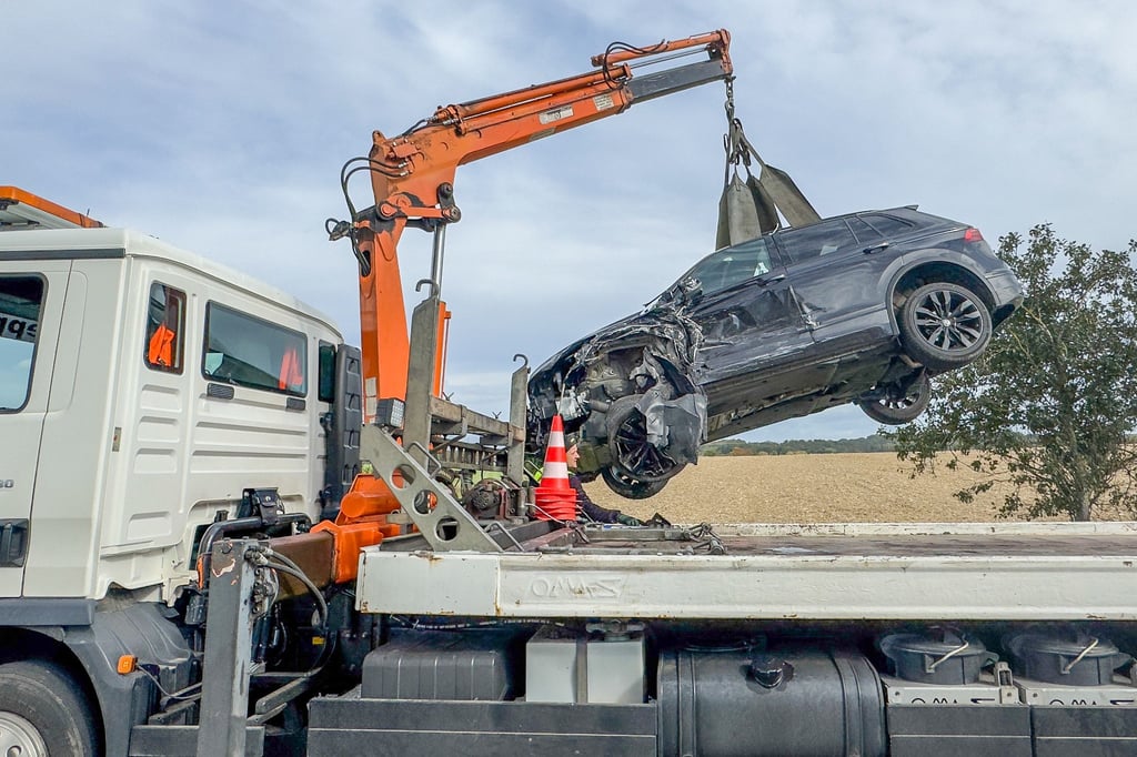 Ein Unfallfahrzeug wird auf einen Abschlepplaster gehievt.