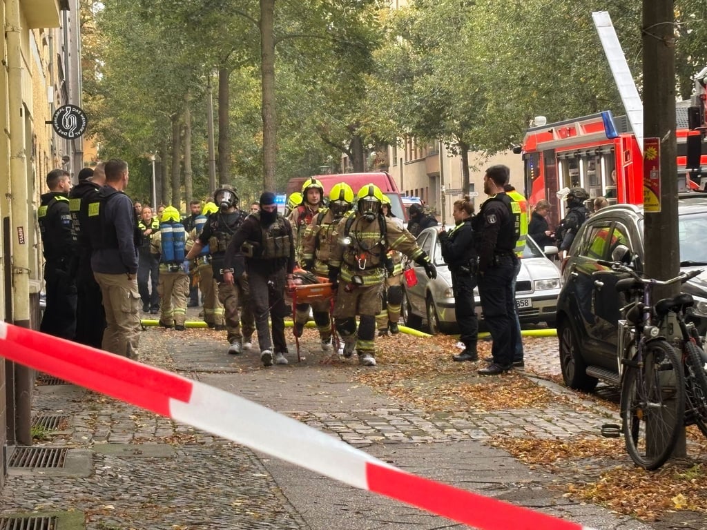 Einsatzkräfte bargen den Mann leblos aus seiner brennenden Wohnung und versuchten ihn zu reanimieren, allerdings erfolglos.