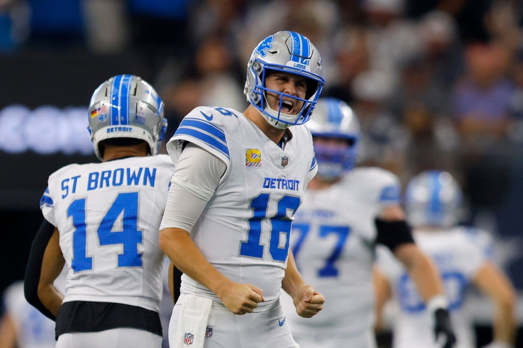 Jared Goff (rechts) hatte drei Touchdown-Pässe - einer davon ging an Amon-Ra St. Brown.