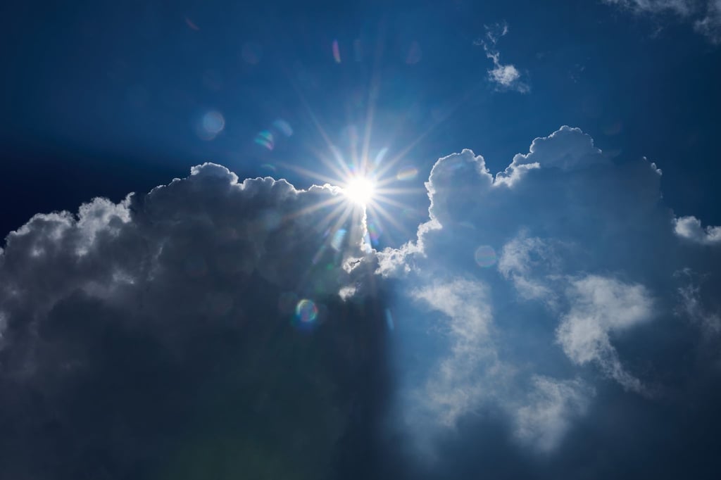 Eine wechselhafte Wetterlage bestimmt den Wochenstart in Berlin und Brandenburg. (Archivbild)
