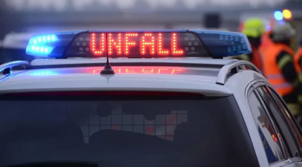 Nach einem Unfall bei Schleesen war die Bundesstraße 100 voll gesperrt.