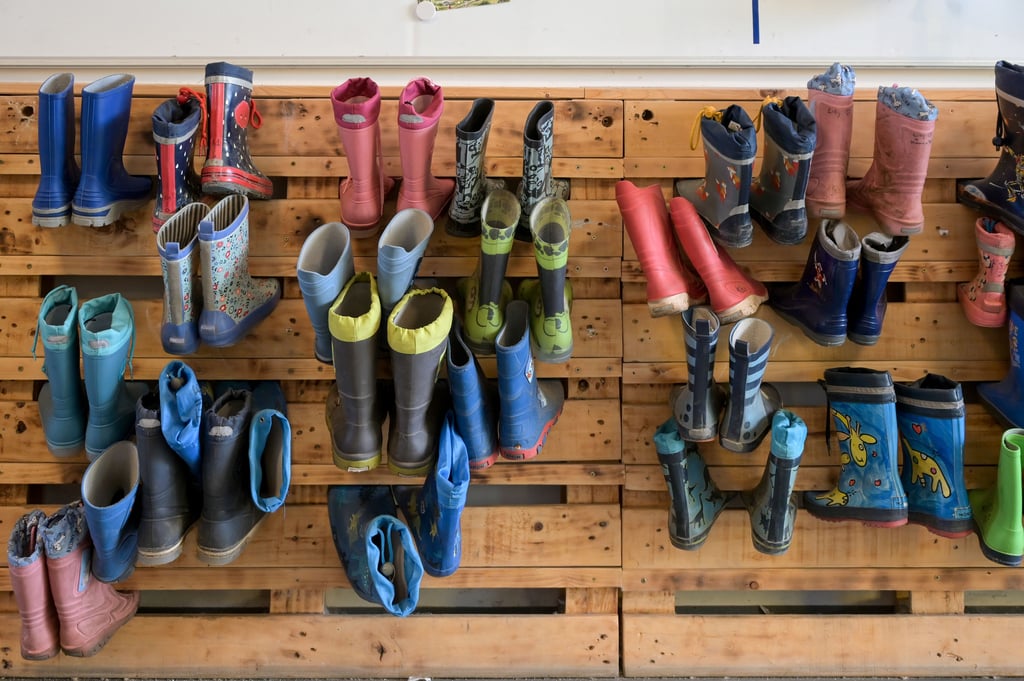 Regenstiefel in einer Kindereinrichtung. In Biederitz gibt es immer weniger Kita-Kinder.