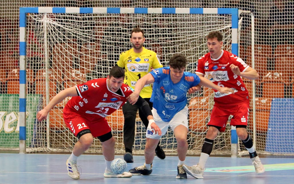 Gekämpft wurde um jeden Ball, hier Tillmann Leu (M.) vom Dessau-Roßlauer HV.
