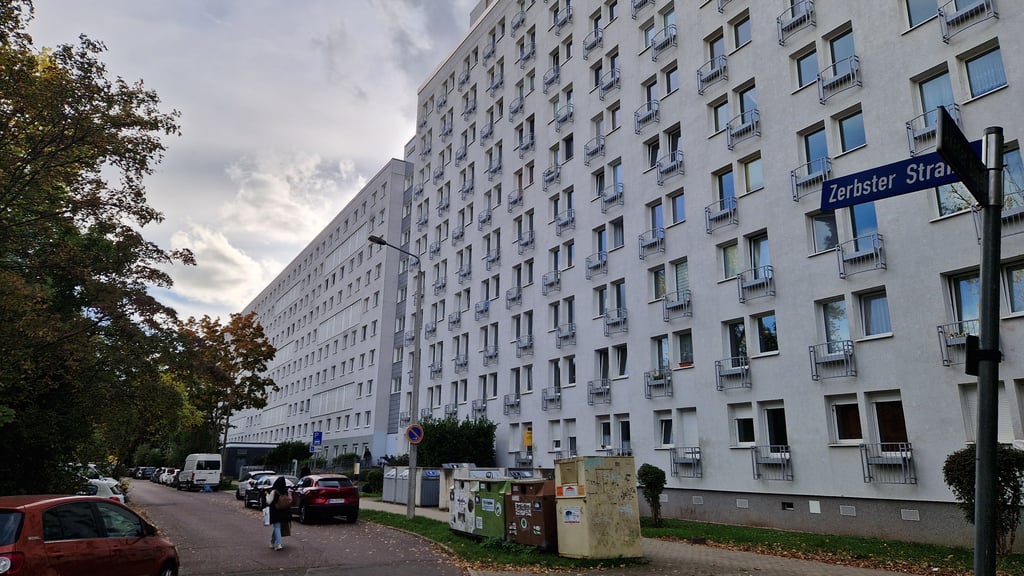 Im sogenannten "Weißen Riesen" in der Zerbster Straße fließt kein warmes Wasser mehr.