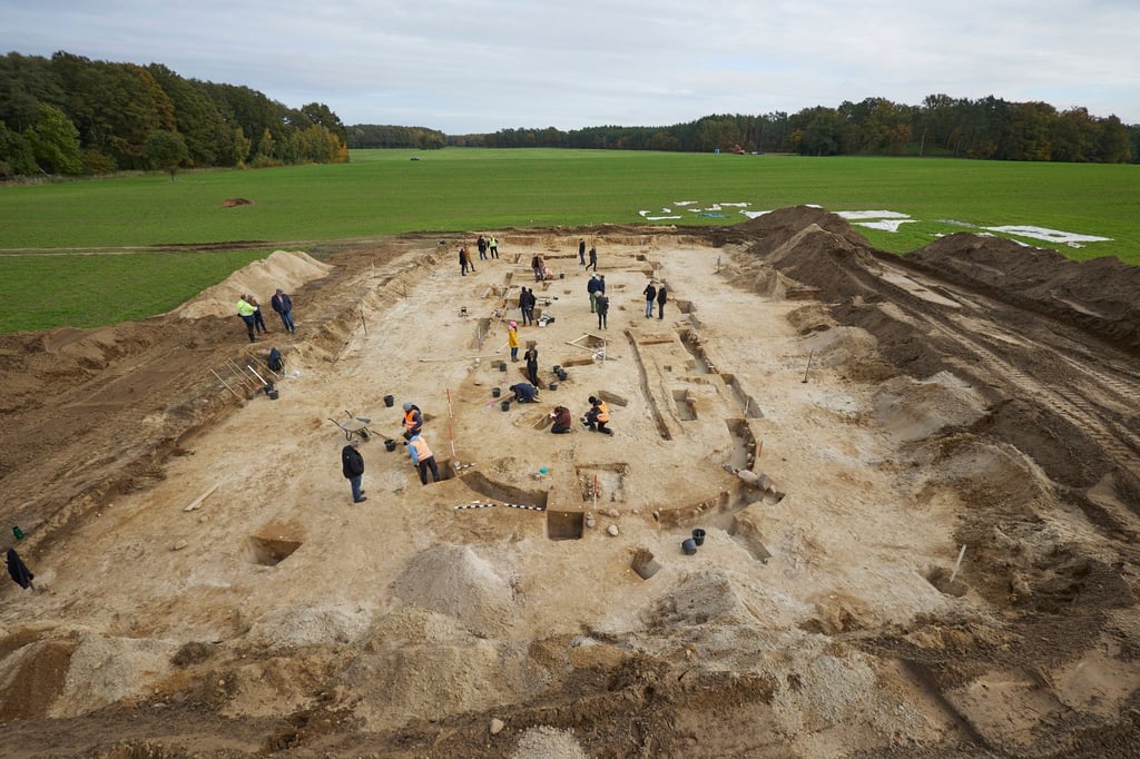 Bei Grabungen entdeckten Archäologen eine große Halle des Königs von Seddin bei Groß Pankow in der Prignitz. Jetzt ist im Umfeld ein weiteres Projekt gestartet. (Archivbild)