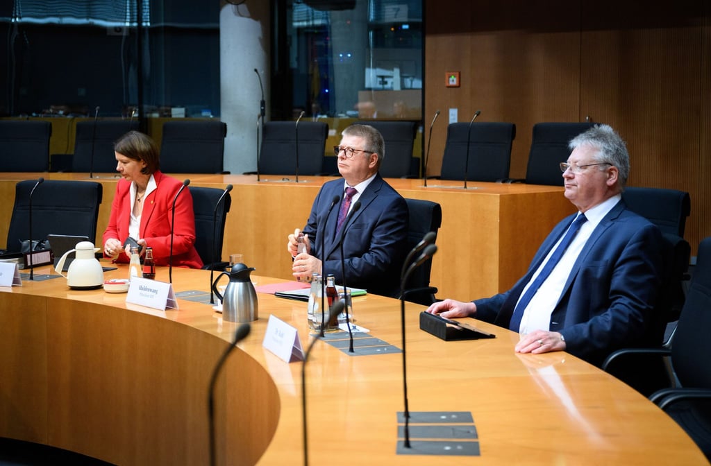 Der Inhalt der Sitzungen des Parlamentarischen Kontrollgremiums ist geheim. Doch einmal pro Jahr antwortet das Spitzenpersonal von MAD, BND und Verfassungsschutz in öffentlicher Sitzung auf die Fragen der Abgeordneten, die Mitglieder des Gremiums sind.