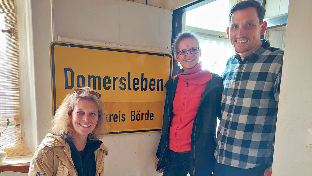 Die Geschwister Meike Kelz (von links), Martina und Matthias Bluhm haben in Domersleben die Historie ihrer Vorfahren erkundet. Dabei handelt es sich um die Unternehmerfamilie Lömpcke.