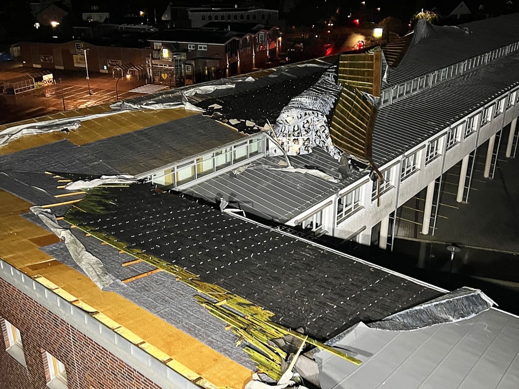 Ein Sturm hat das Dach des Kreishauses Vechta teilweise abgedeckt.