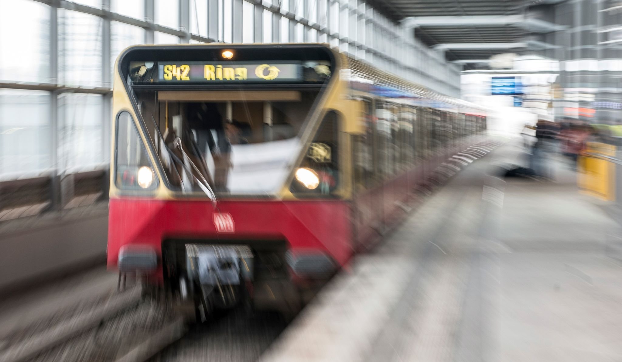 Streit In S42: Schlägerei In S-Bahn Wegen Zu Lauter Musik? Zwei Verletzte