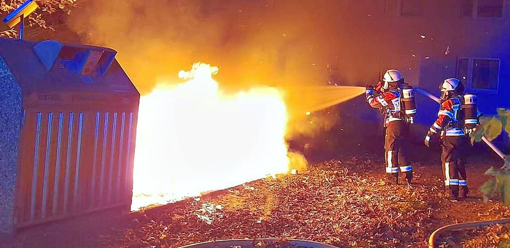 In Zerbst brannten in der Nacht zu Montag erneut zwei Müllcontainer lichterloh.