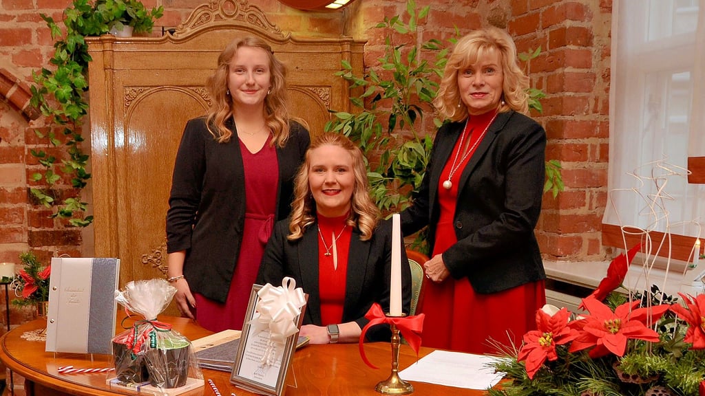 Die Standesbeamtinnen Lina Lüders (von links), Michelle Brunsch und Anke Daniel freuen sich auf Paare für die Nikolaushochzeit 2024.