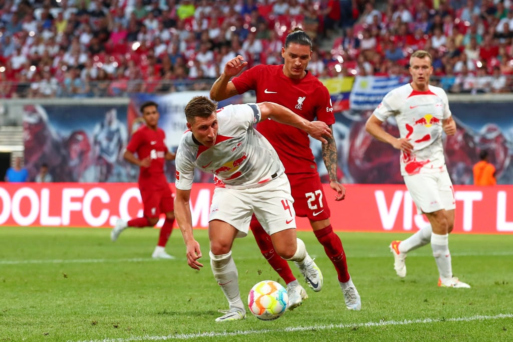 Willi Orban und Lukas Klostermann im Spiel gegen den FC Liverpool.